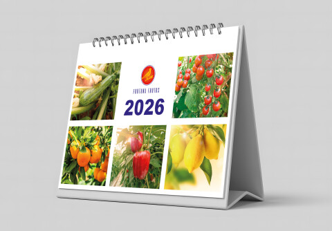 Bureakalender 2026 Fortuna Frutos op een standaard met wire-o-binding