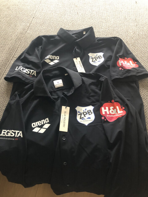 Blouse met lange en korte mouw bedrukt voor ZPB HenL Productions met eigen logo's op de mouwen en borst die Marjolein heeft laten drukken op textiel.