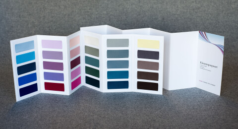 Voorbeeld van een kaart met stofstalen die GrafiSjopMarjo heeft gemaakt. Het is een kaart die is bedrukt, gerild en gestanst. Door Colourcards worden de stofstalen erin geplakt.