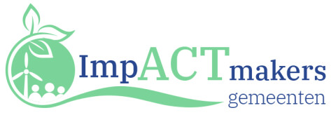 Logo ImpACTmakers gemeenten waar GrafiSjopMarjo haar bijdrage aan geleverd heeft. Een cirkel met windmolen en poppetjes eromheen een cirkel met blaadjes en een slinger waar de naam boven staat in groen en blauw.