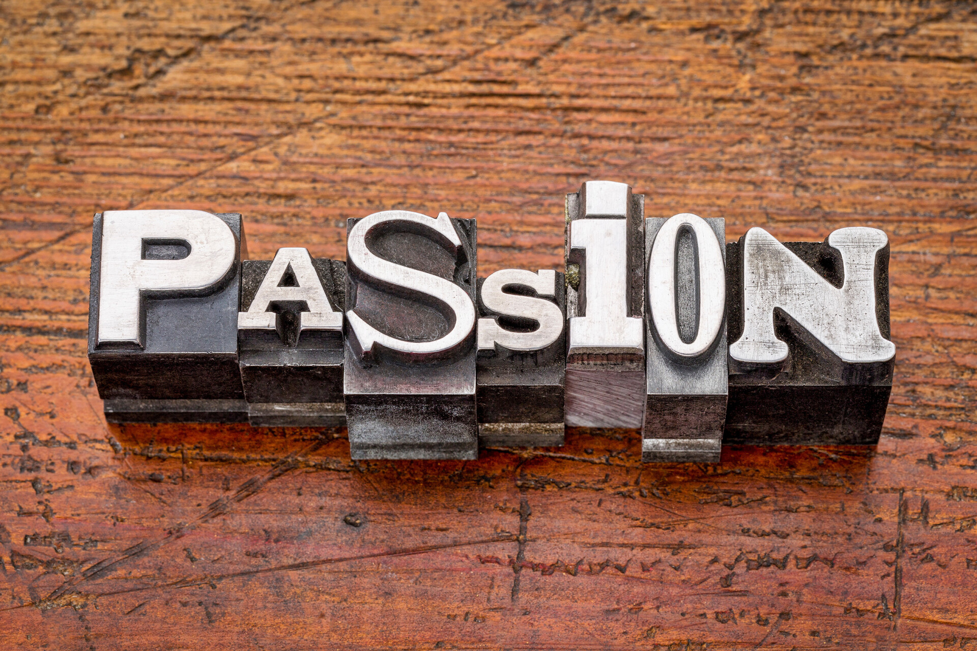 Passion in oude zetletters, in verschillende types, neergelegd op hout plank