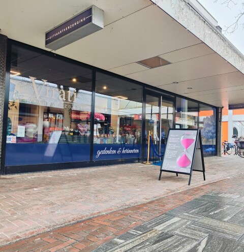 Voorbeeld van de poster van JS Nalatenschappen die gemaakt is door GrafiSjopMarjo en als stoepbord wordt gebruikt buiten in een winkelstraat.