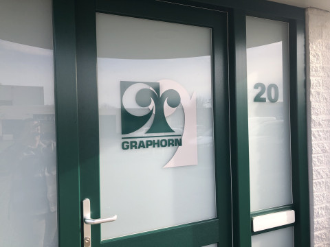 Voorbeeld van de pui van Graphorn die voorzien is van eigen logo door GrafiSjopMarjo