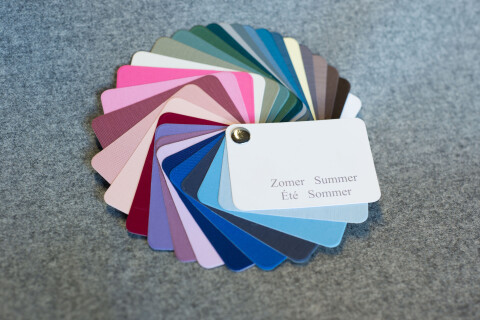 Waaier van stoffen met een kaartje voor het seizoen erop wat Marjolein heeft gemaakt. De waaiers zelf worden door Colourcards gemaakt.